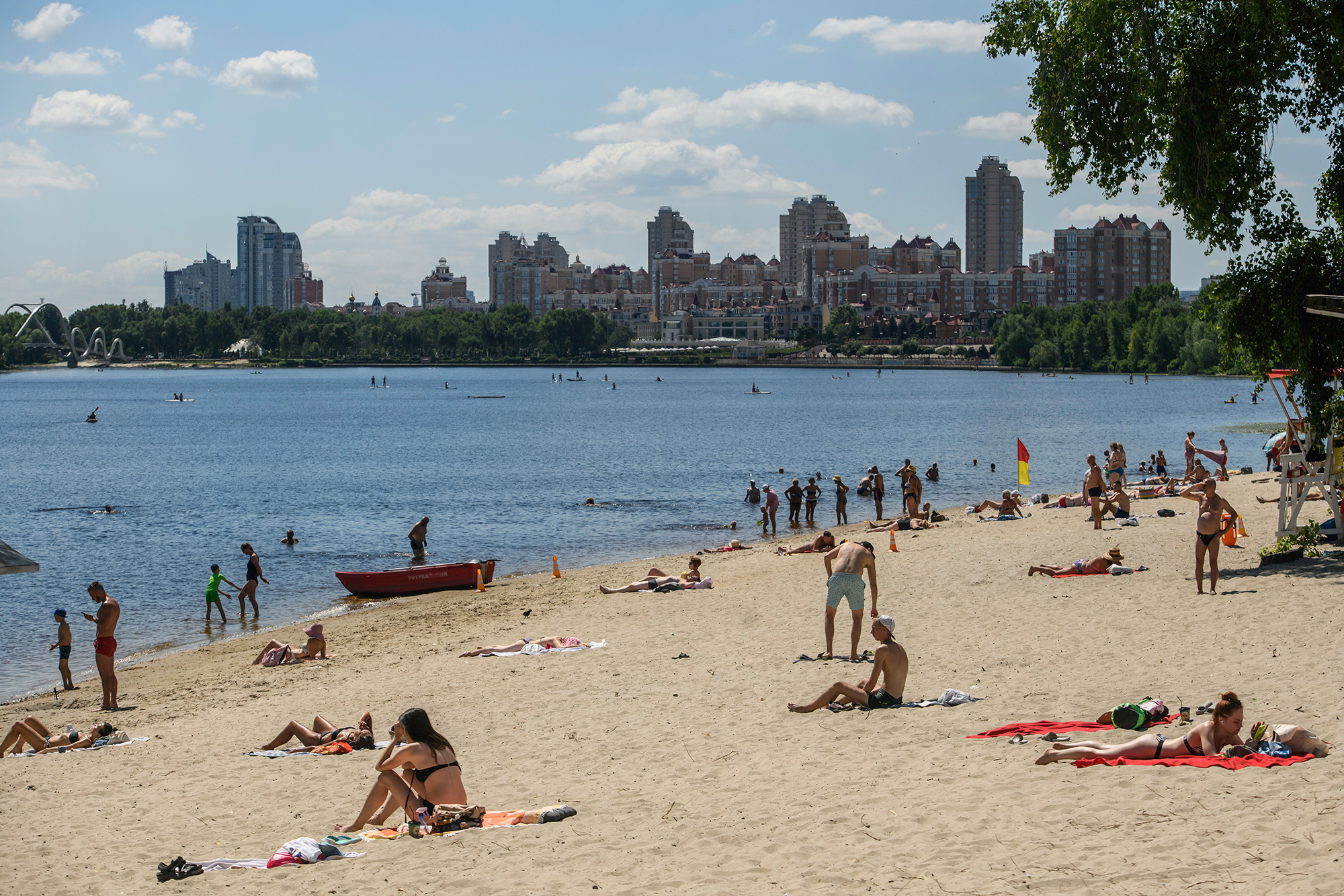 Спека наступає. Де в Києві можна безпечно відпочити біля води